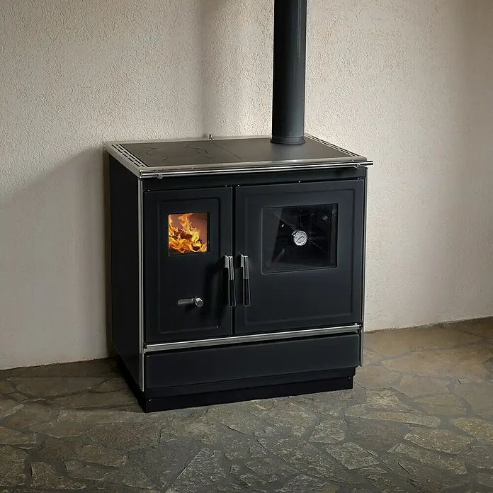 Haas+Sohn Küchenherd HSH 81 - Schwarz, Ausführungseigenschaft: Ofen Rechts, 7,4 kW - Schwarzer Holzofen mit Sichtfenster und Kochfeld. Ideal für rustikale Küchen und zur stilvollen Wärmeerzeugung.