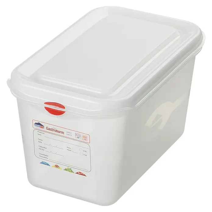 Sunware Vorratsdose Gastronorm - L x B x H: 265 x 162 x 150 mm, 4,3 l, Kunststoff, Transparent - Ein weißer Gastronorm-Behälter mit Beschriftungsfeld und rotem Verschluss, ideal für die Lebensmittelaufbewahrung und -organisation in der Gastronomie.