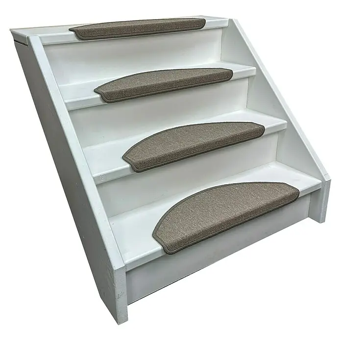 Stufenmatte Delta - 15 Stk., 22 x 65 cm, 100 % Polypropylen, Beige - Weiße Treppe mit vier beigefarbenen Teppichstufenauflagen für zusätzlichen Komfort und Sicherheit beim Aufstieg.