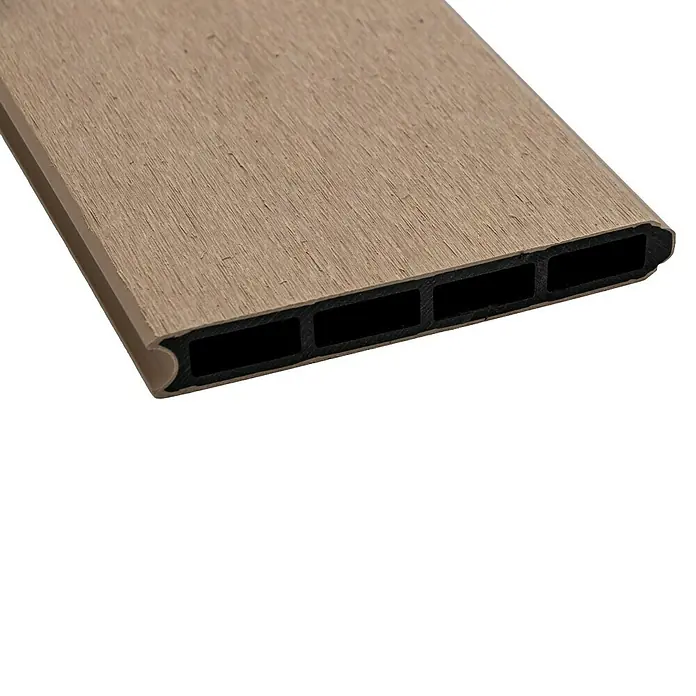 Joda Steckzaun-Element Kingston Einzelprofil - B x H: 14,7 x 178 cm, Beige, WPC - Nahaufnahme einer braunen WPC-Terrassendiele mit Hohlkammerprofil, ideal für langlebige und pflegeleichte Außenbereiche.