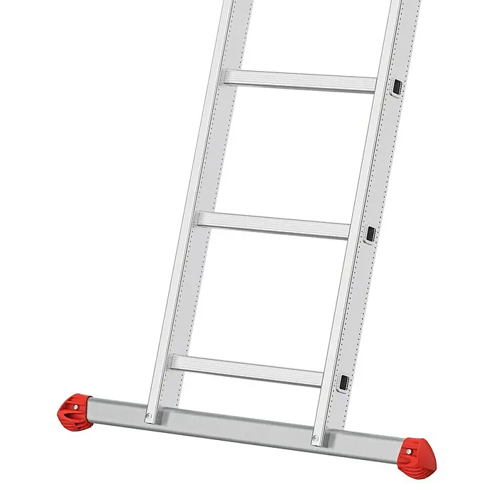Hailo Schiebeleiter S80 ProfiStep duo 2x15 Sprossen - Anzahl Tritte: 30 Stk., Arbeitshöhe: 839 cm, Belastbarkeit: 150 kg, Aluminium - Eine silberne, mehrteilige Haushaltsleiter mit roten Füßen auf schwarzem Hintergrund. Die Leiter ist für den Innen- und Außenbereich konzipiert.