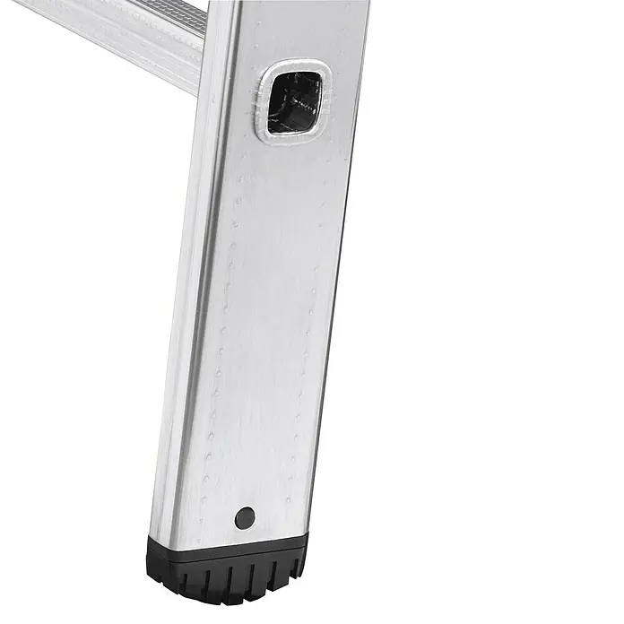Hailo Anlegeleiter S60 ProfiStep uno 12 Sprossen - Anzahl Tritte: 12 Stk., Arbeitshöhe: 430 cm, Belastbarkeit: 150 kg, Aluminium - Nahaufnahme einer Aluminiumleiter mit schwarzem Fuß und einer ovalen Öffnung im Holm, die Stabilität und Funktionalität vereint.