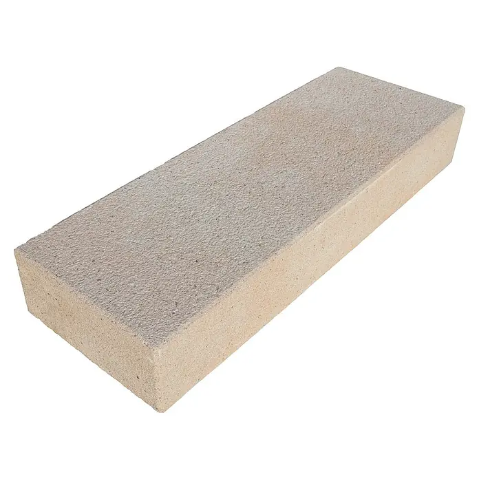 Diephaus Blockstufe Niles - 100 x 35 x 15 cm, Sandstein, Beton - Nahaufnahme eines hellen Pflastersteins mit rauer Oberfläche, ideal für Garten- und Landschaftsbauprojekte.