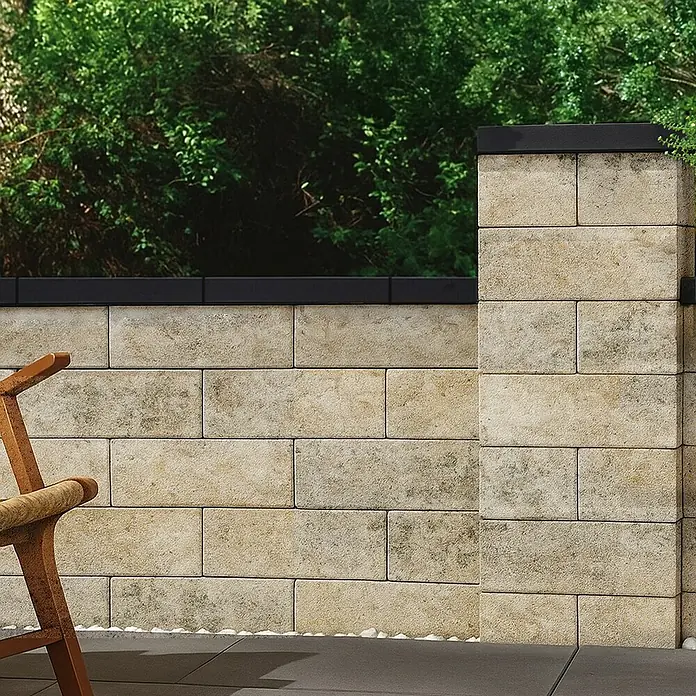 Diephaus Mauerstein Lima - 40 x 20 x 20 cm, Muschelkalk, Beton - Dieses Bild zeigt eine attraktive Mauer aus Steinblöcken mit einer dunklen Abdeckung. Die Mauer wird durch einen passenden Pfosten ergänzt.
