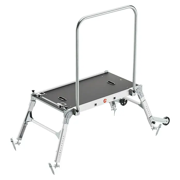 Hailo Arbeitsplattform LP Outdoor - Belastbarkeit: 300 kg, Aluminium - Abgebildet ist eine professionelle, höhenverstellbare Arbeitsbühne mit Geländer für sicheres Arbeiten in verschiedenen Höhen.