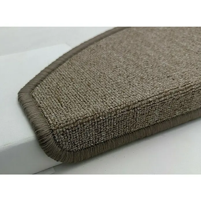 Stufenmatte Delta - 15 Stk., 22 x 65 cm, 100 % Polypropylen, Beige - Nahaufnahme eines beigen Teppichs für Treppenstufen mit dekorativer Bordüre, der auf einer weißen Treppenstufe liegt und für Sicherheit sorgt.