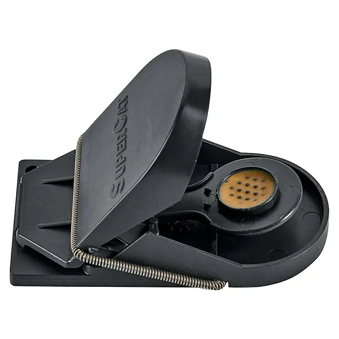 Swissinno Trampa para ratas Supercat 2 pequeña - Trampa de resorte, Plástico - Primer plano de una trampa para ratones SuperCat negra con cebo visible. Control de plagas eficaz para tu hogar o negocio.