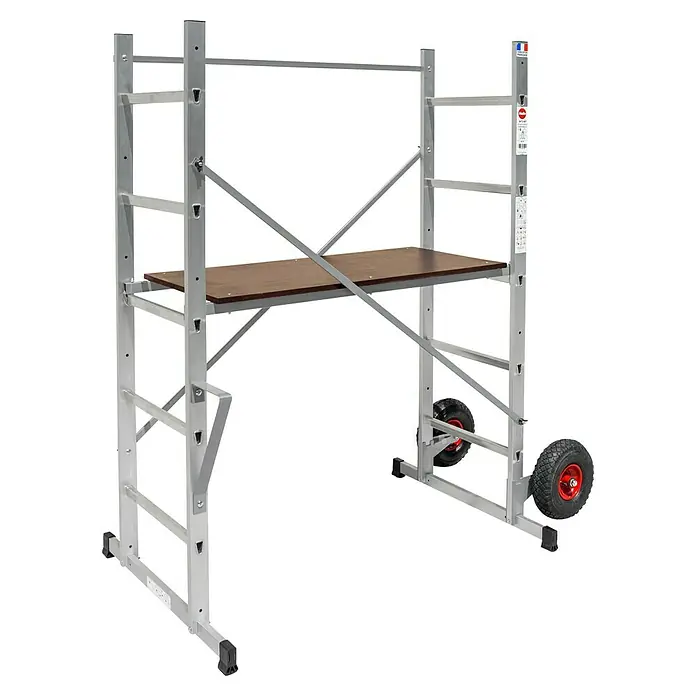 Hailo Leitergerüst HobbyStep H3 - Arbeitshöhe: 300 cm, Breite Plattform: 100 cm, Länge Plattform: 45 cm - Abbildung eines fahrbaren Gerüsts mit einer braunen Plattform. Das Gerüst ist aus silbernem Metall gefertigt und hat rote Räder.