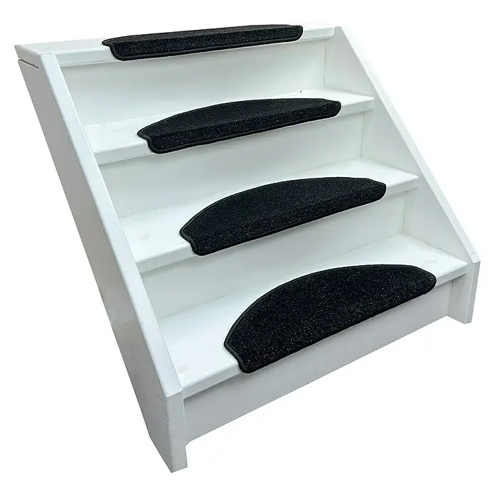 Stufenmatte Bravo - 15 Stk., 22 x 65 cm, 100% Polypropylen, Schwarz - Nahaufnahme einer weißen Treppe mit schwarzen Treppenstufenmatten, die einen sicheren und stilvollen Aufstieg ermöglichen.
