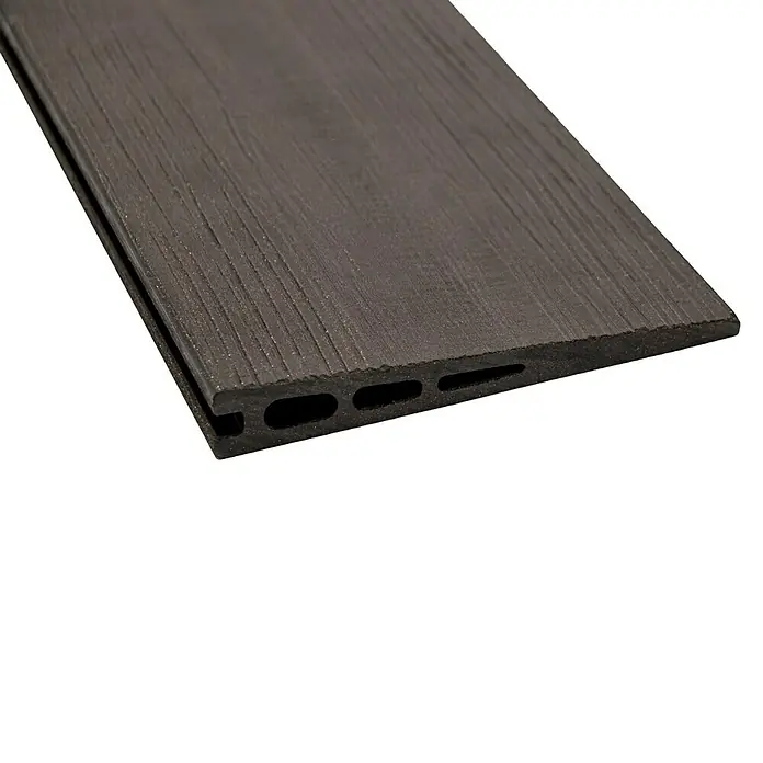 Joda Steckzaun-Element Kingston Einzelprofil - B x H: 14,6 x 178 cm, Anthrazit, WPC - Detailaufnahme eines braunen WPC-Terrassendielenprofils mit Hohlkammern, ideal für moderne Außenbereiche und langlebige Konstruktionen.