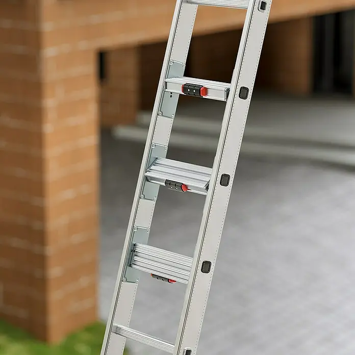 Hailo Mehrzweckleiter Master S110 - Anzahl Tritte: 24 Stk., Arbeitshöhe: 661 cm, Belastbarkeit: 150 kg, Aluminium - Detailaufnahme einer Aluminium-Mehrzweckleiter mit roten Sicherheitsverschlüssen vor einem Backsteingebäude.