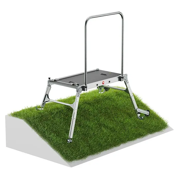 Hailo Arbeitsplattform LP Outdoor - Belastbarkeit: 300 kg, Aluminium - Das Bild zeigt ein Aluminium-Podestgerüst von Layher, das auf einer grünen Rasenfläche steht. Ideal für sicheres Arbeiten in der Höhe.