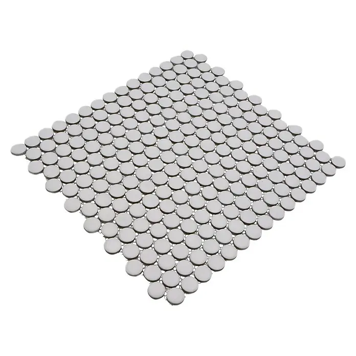 Mosaikfliese Knopf Uni 110N - 30,5 x 32 cm, Weiß, Matt - Ein Quadrat aus glänzend weißen Penny-Rundfliesen, ideal für stilvolle Küchen- oder Badezimmerakzente. Die kleinen, kreisförmigen Fliesen sind dicht aneinandergereiht.