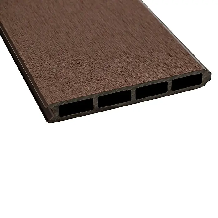 Joda Steckzaun-Element Kingston Einzelprofil - B x H: 14,7 x 178 cm, Dunkelbraun, WPC - Nahaufnahme eines braunen Terrassendiele mit hohlen Kammern für eine leichte und stabile Konstruktion. Ideal für Außenbereiche.