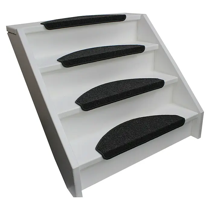 Stufenmatte Delta - 22 cm x 65 cm x 5 mm, Anthrazit - Eine Nahaufnahme einer weißen Treppe mit rutschfesten, grauen Teppichstufenauflagen für mehr Sicherheit und Komfort.
