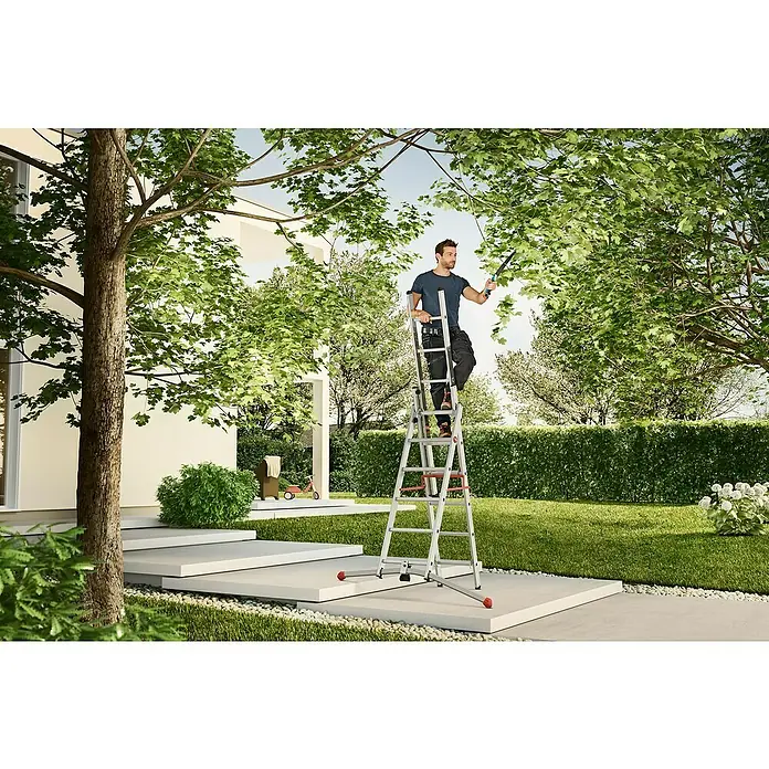 Hailo Mehrzweckleiter S100 ProfiLOT 3x12 - Anzahl Tritte: 36 Stk., Arbeitshöhe: 901 cm, Belastbarkeit: 150 kg, Aluminium - Eine Mehrzweckleiter wird im Garten für Baumschnittarbeiten verwendet. Die Leiter ist ausziehbar und steht auf einer ebenen Fläche.