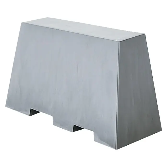 Diephaus Poller Trapez - L x B x H: 100 x 38 x 65 cm, Grau, Beton - Nahaufnahme eines grauen Absperrblocks mit Aussparungen an der Unterseite, ideal zur Verkehrsleitung und Baustellenabsicherung.