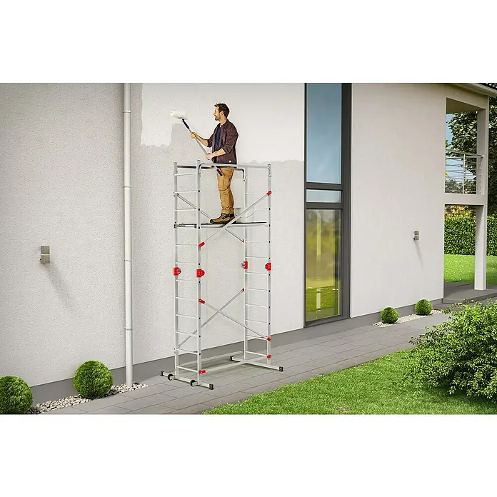Hailo Leitergerüst G60 - Arbeitshöhe: 433 mm, Breite Plattform: 136 cm, Länge Plattform: 50 cm - Maler auf einem Gerüst beim Anstreichen einer weißen Wand im Freien, wobei das Gerüst im Fokus steht.