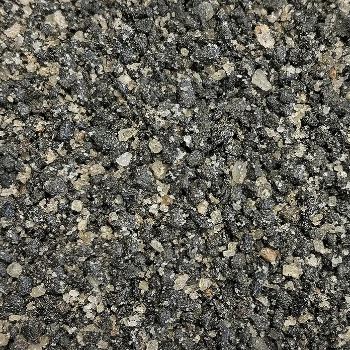 Hamann Mercatus Basaltsplitt Salzgemisch - 25 kg - Nahaufnahme von trockenem, dunklem Quarzsand mit einigen hellen Quarzkörnchen. Ideal für Bauprojekte oder als dekoratives Element.