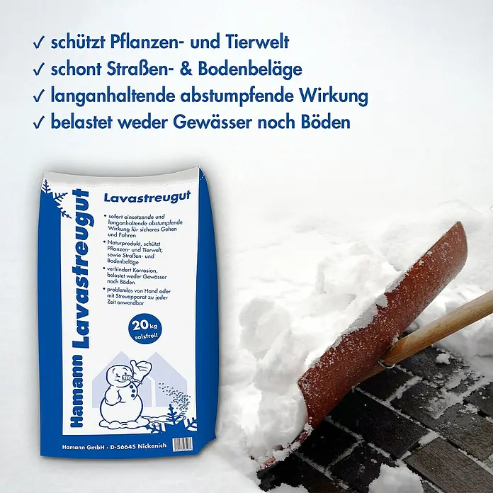 Hamann Mercatus Lavastreu - 20 kg, Salzfrei - Produktbild von Hamann Lavastreugut, einem salzfreien Streugut für den Winterdienst, mit verschneiter Umgebung und Schneeschaufel.