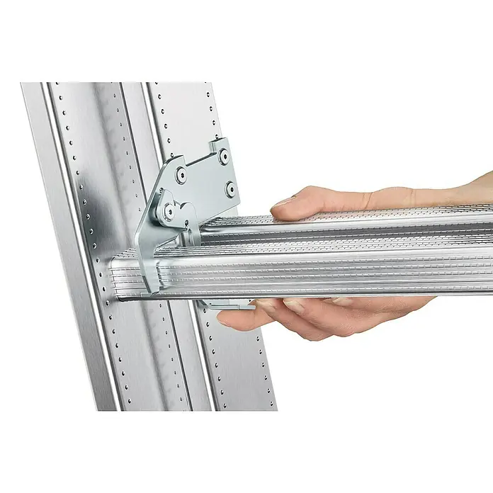 Hailo Mehrzweckleiter S100 ProfiLOT 2x6 + 1x5 - Anzahl Tritte: 17 Stk., Arbeitshöhe: 469 cm, Belastbarkeit: 150 kg, Aluminium - Nahaufnahme einer Aluminiumleiter mit Verstellmechanismus, der von einer Hand bedient wird. Die Leiter ist robust und für den professionellen Einsatz konzipiert.