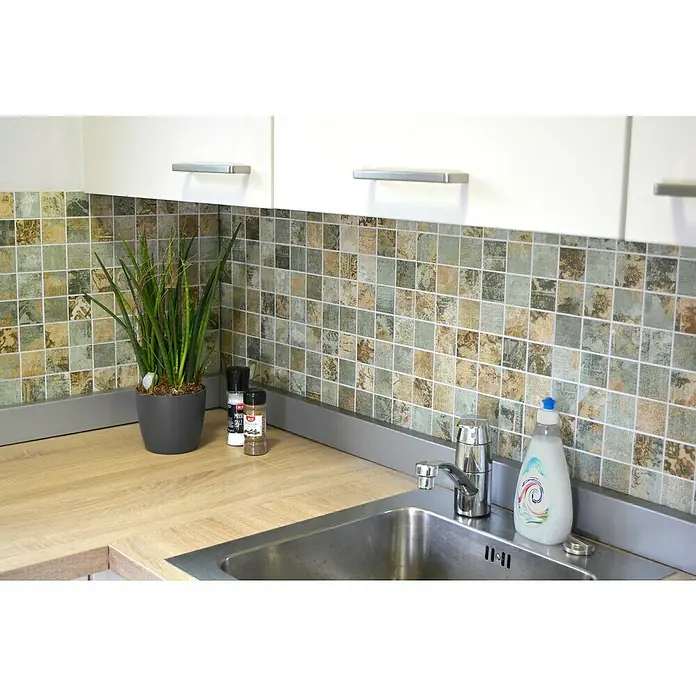 Mosaikfliese Quadrat Curtain 71 Mix CB 71BBG - 29 x 29 cm, Grün/Beige/Braun, Matt - Küchenspüle mit Armatur und Spülmittel auf einer hölzernen Arbeitsplatte vor einem Mosaikhintergrund.