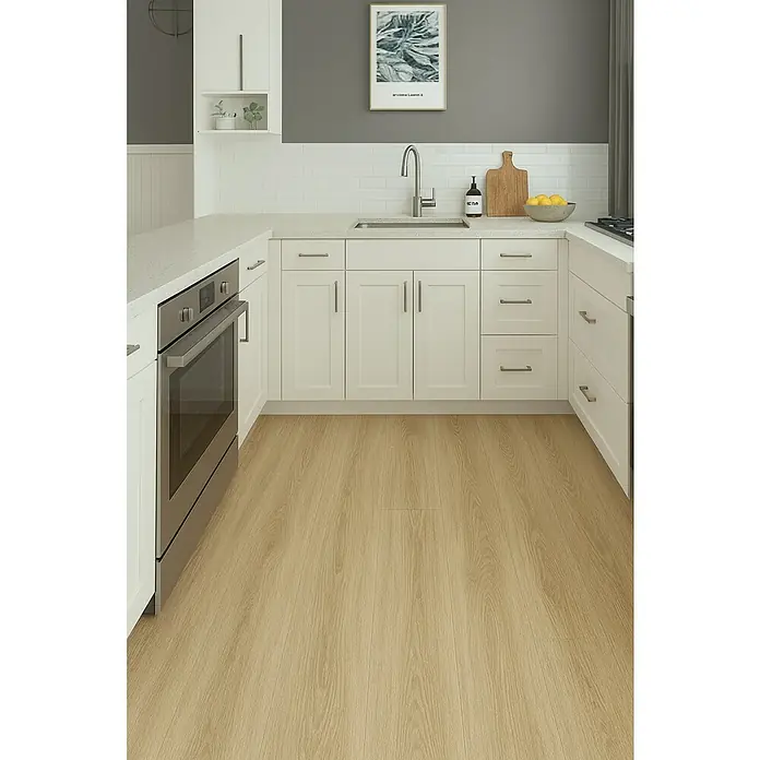 Suelo vinílico SPC Old Wood Tree - 1.220 x 180 x 5 mm, Marrón, Resistente al agua - Vista de la cocina con gabinetes blancos, pisos de madera clara y horno de acero inoxidable que muestra una estética moderna y limpia.