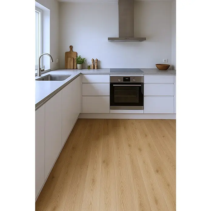 Suelo vinílico SPC Forest Tree - 1.220 x 180 x 5 mm, Marrón, Resistente al agua - Una cocina moderna de líneas limpias con armarios blancos, un fregadero y una cocina de acero inoxidable con campana extractora. El suelo de madera clara aporta calidez.