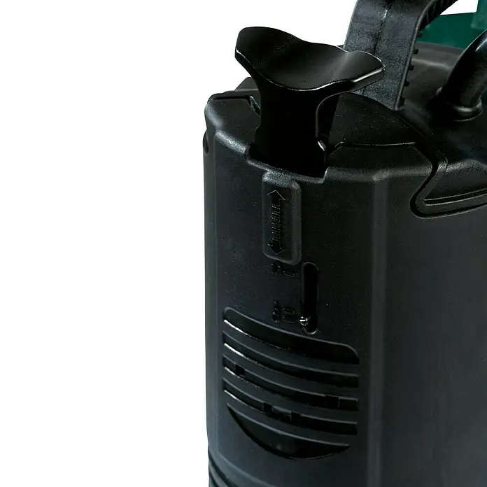 Metabo Klarwasser-Tauchpumpe 12000 SI - Max. Fördermenge: 11.700 l/h - Detailansicht eines schwarzen Teichfilters mit Pumpe, der für sauberes Wasser sorgt. Das Gerät ist robust und benutzerfreundlich.
