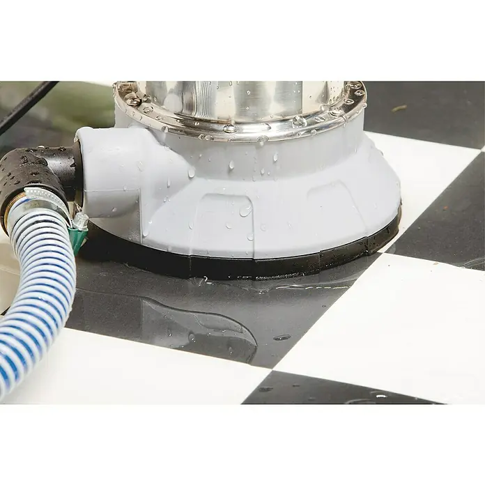 Metabo Klarwasser-Tauchpumpe 6600 SN - Max. Fördermenge: 6.600 l/h - Detailaufnahme einer Tauchpumpe auf einem Schachbrettmuster mit einem blauen Schlauchanschluss, der für den Wasserabtransport sorgt.