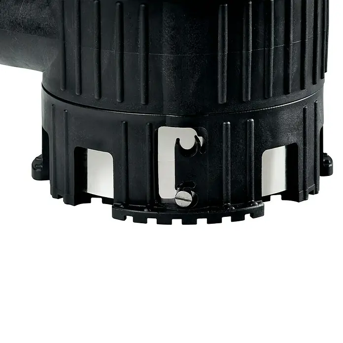 Metabo Schmutzwasserpumpe TPS 16000 S Combi - Max. Fördermenge: 16.000 l/h, Eintauchtiefe: 7 m - Nahaufnahme eines schwarzen Kunststoffteils mit Schlitzen und einer Schraube, möglicherweise ein Filtergehäuse für eine Pumpe.
