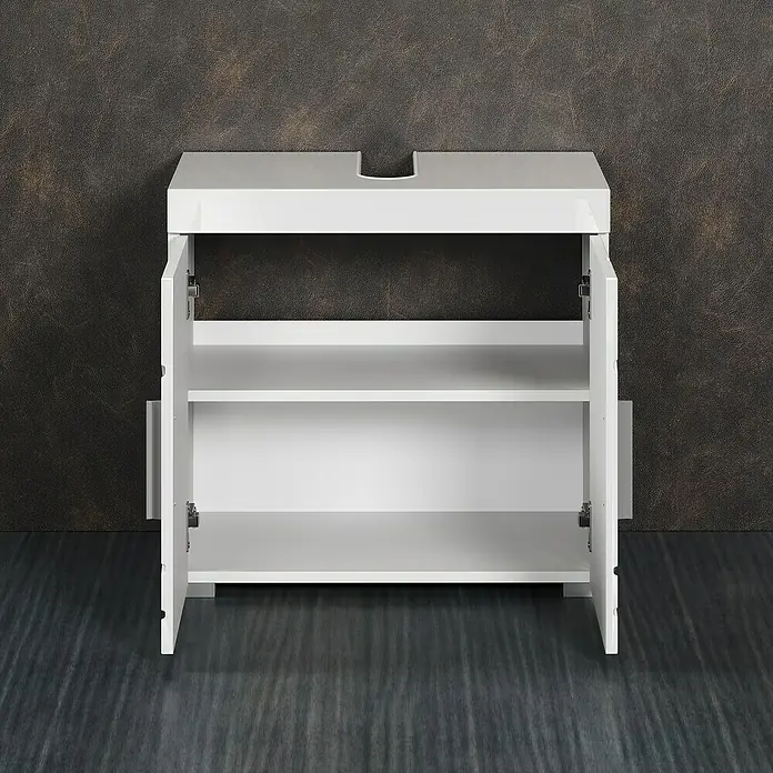 Trendteam Bea Waschtischunterschrank - B x T x H: 60 x 34 x 56 cm, Weiß, Ausstattung: 2 Türen - Weißer Waschtischunterschrank mit offenen Türen und zwei Einlegeböden vor einer dunklen Wand.
