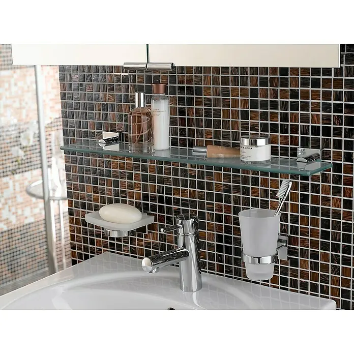 Mosaikfliese Goldstar GM GS 505254 - 32,7 x 30,5 cm, Braun, Glänzend - Ein Badezimmerwaschbecken mit Armatur, Seife, Glasablage mit Kosmetikprodukten und einem Zahnputzbecher vor einer Mosaikwand.