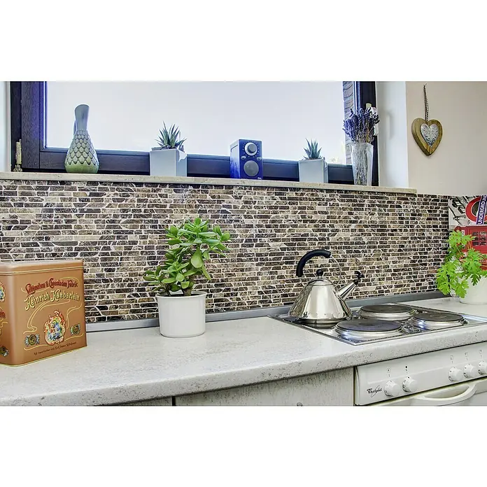 Mosaikfliese MOS BRICK 185KB - 30,5 x 30,5 cm, Braun, Matt - Küche mit silbernem Wasserkessel auf einem Herd neben Topfpflanzen und einer Keksdose auf einer Küchentheke mit Fenster im Hintergrund.