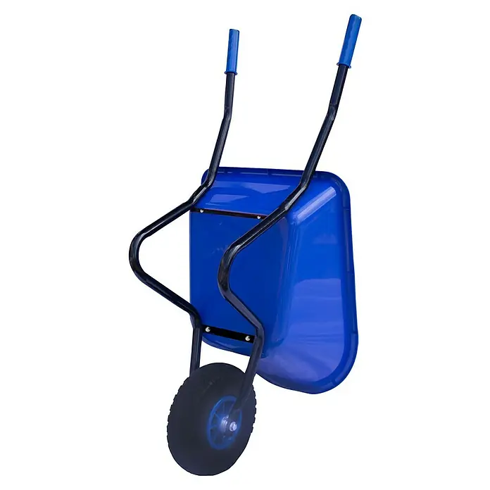 Kinder-Schubkarre - Blau, 20 l, Material Wanne: Kunststoff - Nahaufnahme einer blauen Schubkarre mit schwarzem Rahmen und blauem Rad vor schwarzem Hintergrund.