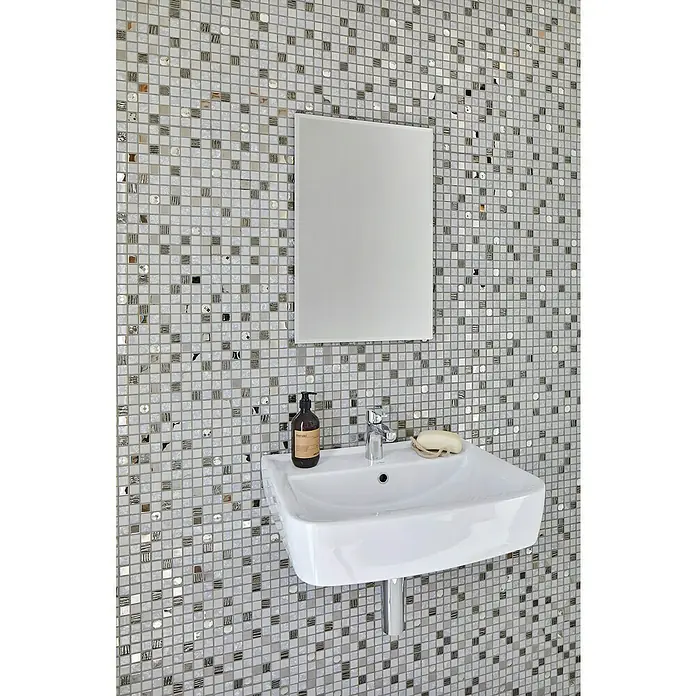 Selbstklebemosaik SAM 4CM24 - 30 x 30 cm, Weiß, Glänzend - Elegantes Badezimmerwaschbecken mit Armatur, Seife und Spender vor einer Mosaikwand und einem Spiegel.