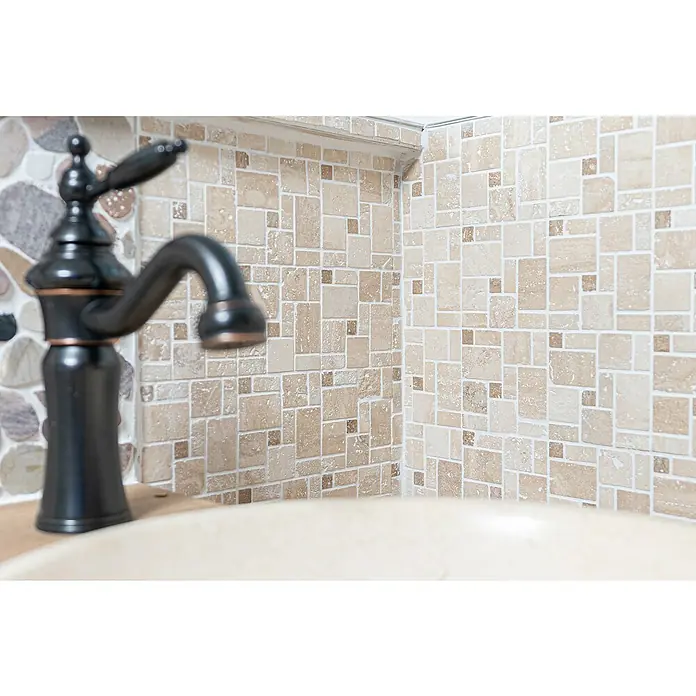 Selbstklebemosaik Travertin SAM 4CM14 -  - Elegante Armatur vor einem Mosaikhintergrund. Perfekt für stilvolle Badezimmer, die Funktionalität mit Ästhetik verbinden.\n