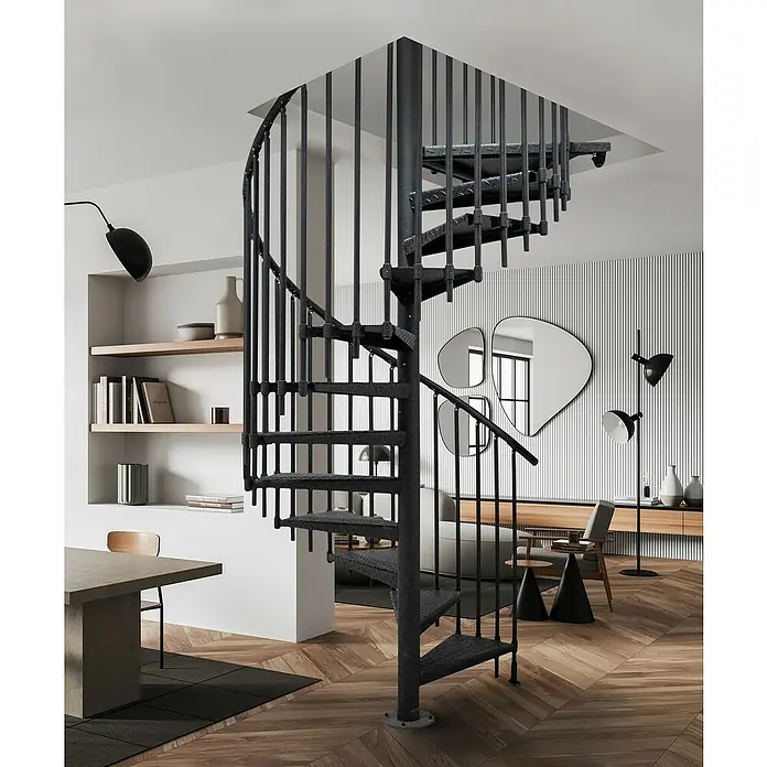 Atrium Spindeltreppe Heavy Metal Vertical - Farbton Metall: RAL 9005, Durchmesser: 144 cm, Riffelblech, Geschosshöhe: 280 cm - 300 cm - Eine elegante Wendeltreppe aus Metall, die sich in einem modernen Wohnraum harmonisch einfügt. Die Treppe ist ein echter Blickfang.