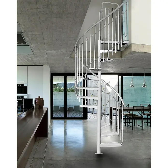 Atrium Spindeltreppe Solo Vertical - Farbton Metall: RAL 9003, Durchmesser: 120 cm, Stahl, Geschosshöhe: 264 cm - 286 cm - Elegante Wendeltreppe aus weißem Metall in einem modernen Interieur, die Design und Funktionalität vereint. Die Treppe ist ein echter Blickfang.