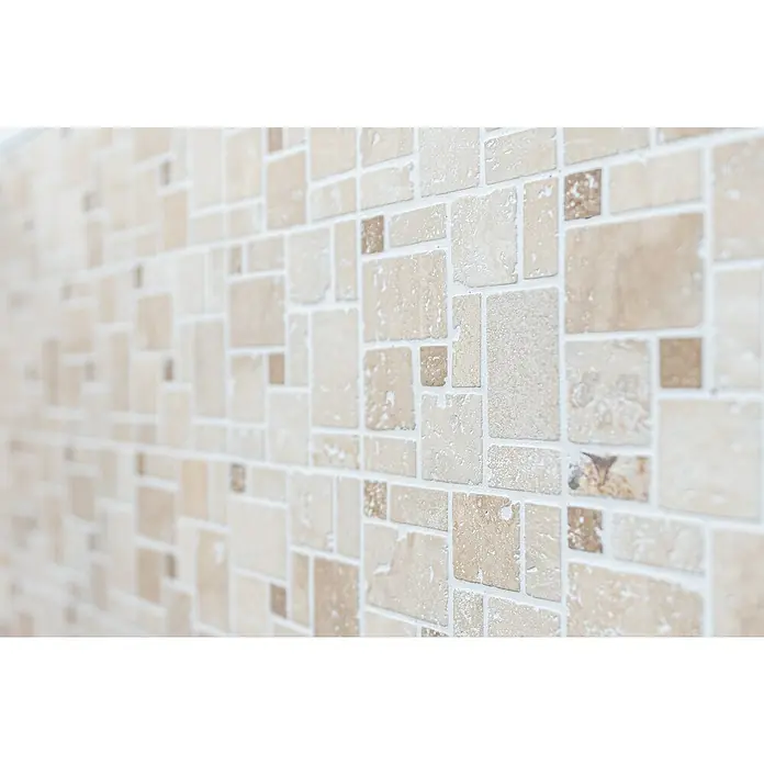Selbstklebemosaik Travertin SAM 4CM14 -  - Nahaufnahme einer Wand mit beigen und braunen Mosaikfliesen, die ein interessantes geometrisches Muster ergeben.\n
