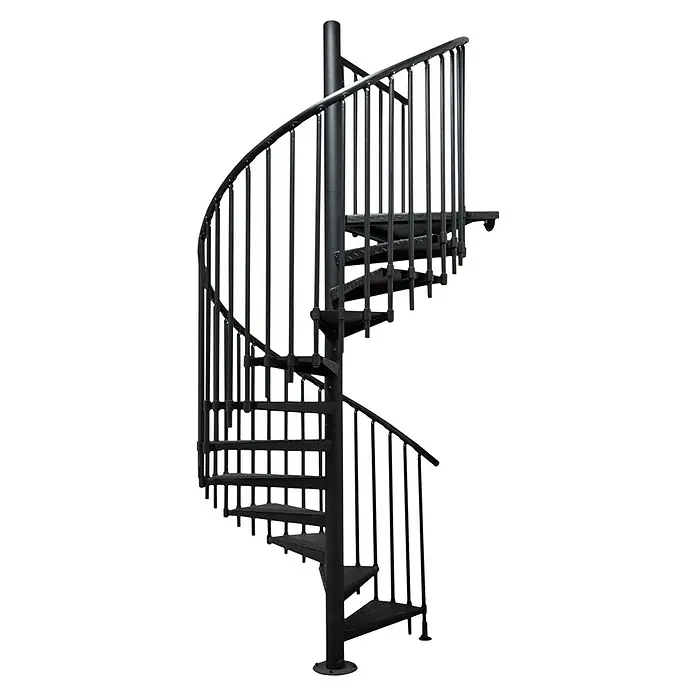 Atrium Spindeltreppe Heavy Metal Vertical - Farbton Metall: RAL 9005, Durchmesser: 144 cm, Riffelblech, Geschosshöhe: 280 cm - 300 cm - Nahaufnahme einer schwarzen Wendeltreppe mit Metallgeländer und zentraler Säule vor einem dunklen Hintergrund.