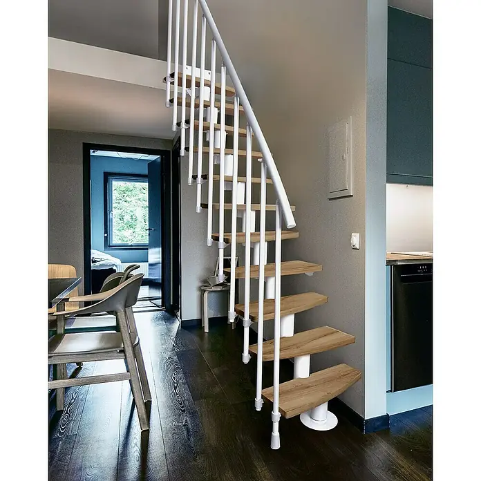 Atrium Raumspartreppe Mini Plus Vertical - Farbton Metall: RAL 9003, Breite: 60 cm, Eiche, Geschosshöhe: 222 cm - 300 cm - Wendeltreppe mit Holzstufen und weißem Geländer, die Eleganz und Funktionalität in modernem Interieur vereint.
