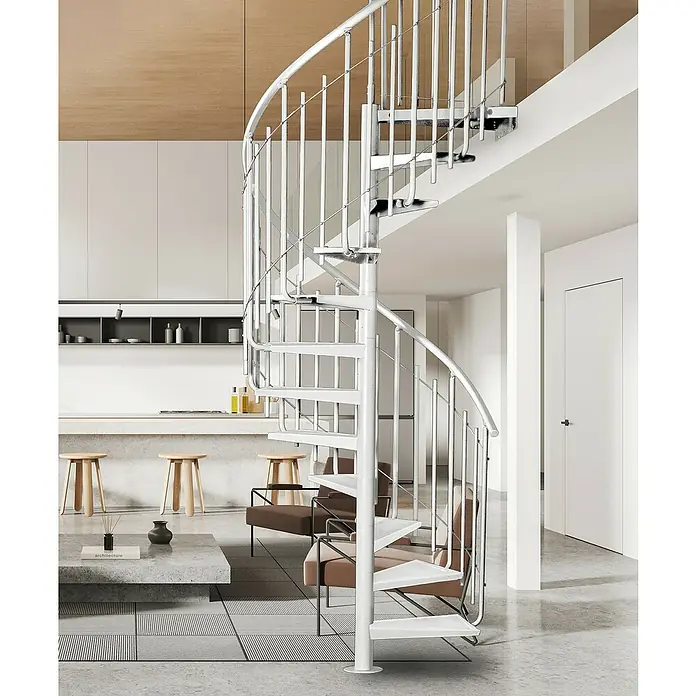 Atrium Spindeltreppe Solo Vertical - Farbton Metall: RAL 9003, Durchmesser: 120 cm, Stahl, Geschosshöhe: 264 cm - 286 cm - Elegante weiße Wendeltreppe als Blickfang in einem modernen, minimalistischen Wohnraum. Die Treppe fügt sich nahtlos in das helle Interieur ein.