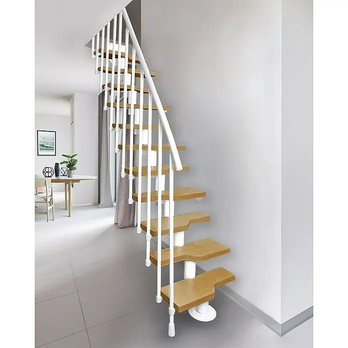 Atrium Raumspartreppe Mini Vertical - Farbton Metall: RAL 9003, Breite: 60 cm, Buche, Geschosshöhe: 222 cm - 300 cm - Elegante Wendeltreppe mit Holzstufen und weißem Geländer, die ein modernes und platzsparendes Design bietet. Ideal für stilvolle Wohnräume.