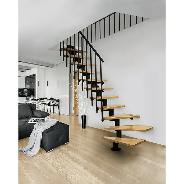 Atrium Mittelholmtreppe Dixi Plus Vertical - Farbton Metall: RAL 9005, Breite: 70 cm, Buche, 1/4-gewendelt, Geschosshöhe: 222 cm - 300 cm - Moderne Treppe mit Holzstufen und schwarzem Geländer. Ein elegantes Designelement für jeden Wohnraum, das Funktionalität und Stil vereint.