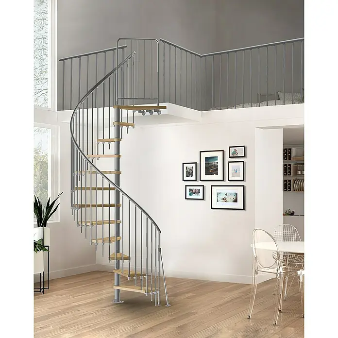 Atrium Spindeltreppe Novo Vertical - Farbton Metall: RAL 9006, Durchmesser: 140 cm, Buche, Geschosshöhe: 271,4 cm - 313,5 cm - Eine elegante Wendeltreppe aus Stahl und Holz, die in ein modernes Interieur passt und zum Obergeschoss führt.