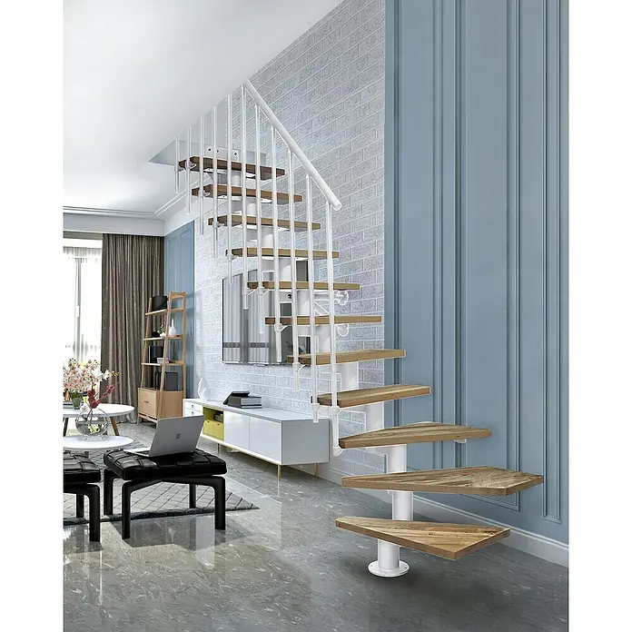 Atrium Mittelholmtreppe Dixi Plus Vertical - Farbton Metall: RAL 9003, Breite: 70 cm, Eiche, 1/4-gewendelt, Geschosshöhe: 222 cm - 300 cm - Diese Aufnahme zeigt eine moderne, freitragende Treppe mit Holzstufen und weißen Geländern, die ein stilvolles Interieur ergänzt.