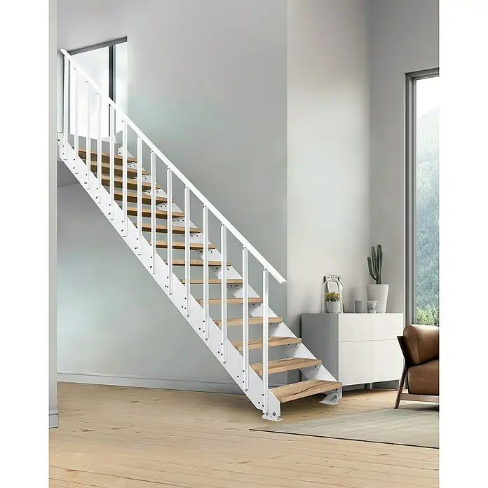 Atrium Wangentreppe Prosto Vertical - Farbton Metall: RAL 9003, Breite: 80 cm, Eiche, 14 Geländerpfosten, Geschosshöhe: 247,5 cm - 285 cm - Eine moderne, freitragende Treppe mit weißen Geländern und hellen Holzstufen, die ein stilvolles Wohndesign ergänzt.
