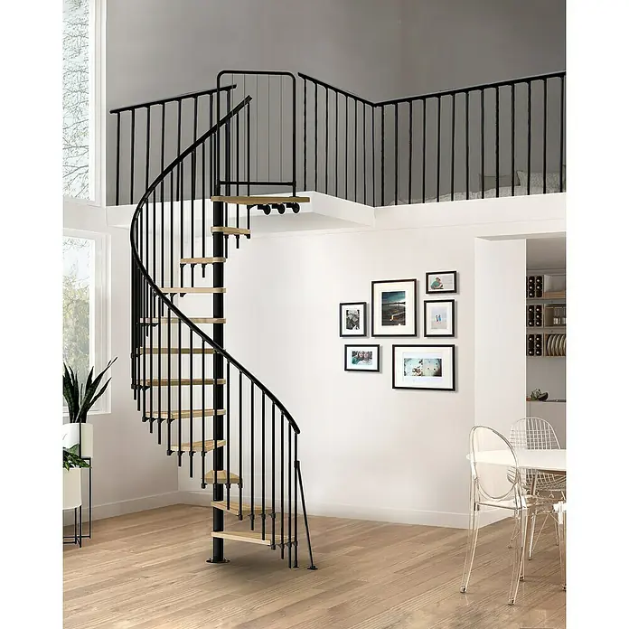 Atrium Spindeltreppe Novo Vertical - Farbton Metall: RAL 9005, Durchmesser: 140 cm, Buche, Geschosshöhe: 271,4 cm - 313,5 cm - Eine elegante Wendeltreppe mit Holzstufen und schwarzem Geländer fügt sich nahtlos in ein modernes Interieur ein.