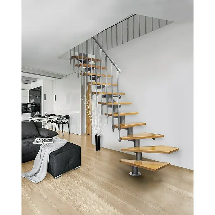 Atrium Mittelholmtreppe Dixi Plus Vertical - Farbton Metall: RAL 9006, Breite: 70 cm, Buche, 1/4-gewendelt, Geschosshöhe: 222 cm - 300 cm - Ein modernes Wohnzimmer mit einer freitragenden Treppe, die durch ihr Design und die Holzstufen ins Auge fällt und den Raum aufwertet.